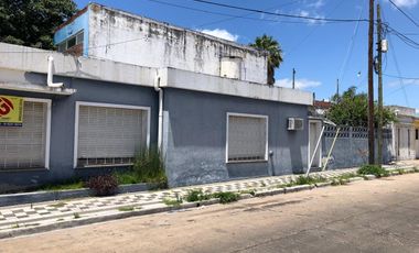 Casa con local en esquina - Terreno libre - cochera - vende Gabriel Suarez