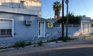 Casa con local en esquina - Terreno libre - cochera - vende Gabriel Suarez