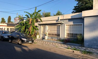 Casa con local en esquina - Terreno libre - cochera - vende Gabriel Suarez