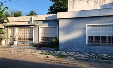 Casa con local en esquina - Terreno libre - cochera - vende Gabriel Suarez