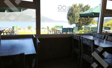 Local frente al Lago Lolog.