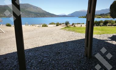 Local frente al Lago Lolog.