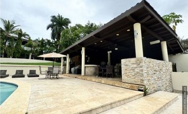 Alquiler de casa amoblada en Clayton