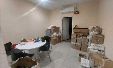 Alquilo local comercial Central de Chitre.