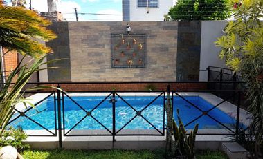 Casa en venta - 4 dormitorios 3 baños - Cochera - 300mts2 - Ramos Mejía