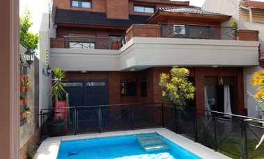 Casa en venta - 4 dormitorios 3 baños - Cochera - 300mts2 - Ramos Mejía