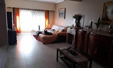 Casa en venta - 4 dormitorios 3 baños - Cochera - 300mts2 - Ramos Mejía