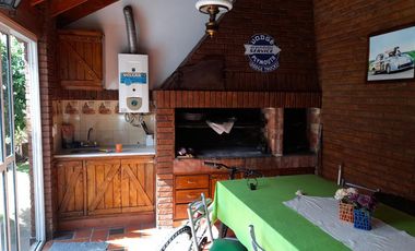 Casa en venta - 4 dormitorios 3 baños - Cochera - 300mts2 - Ramos Mejía