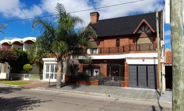 Casa en venta - 4 dormitorios 3 baños - Cochera - 300mts2 - Ramos Mejía