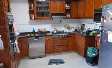 Casa en venta - 4 dormitorios 3 baños - Cochera - 300mts2 - Ramos Mejía