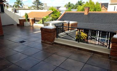 Casa en venta - 4 dormitorios 3 baños - Cochera - 300mts2 - Ramos Mejía