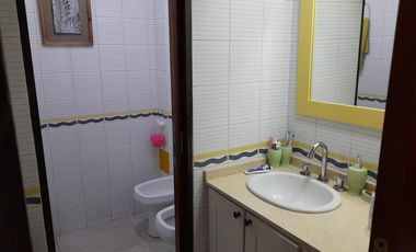 Casa en venta - 4 dormitorios 3 baños - Cochera - 300mts2 - Ramos Mejía