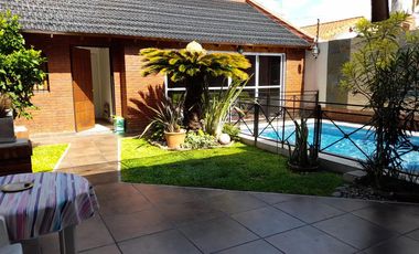 Casa en venta - 4 dormitorios 3 baños - Cochera - 300mts2 - Ramos Mejía