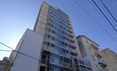Semipiso  de 2 dormitorios c/ cochera en pleno centro