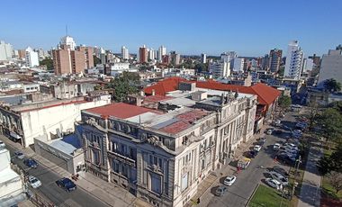 Semipiso  de 2 dormitorios c/ cochera en pleno centro