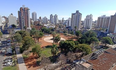 Semipiso  de 2 dormitorios c/ cochera en pleno centro