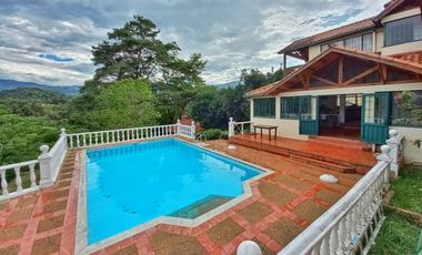 Maat vende Casa en el Condominio  Villeta 2.072m2 $ 1.000Millones