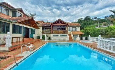 Maat vende Casa en el Condominio  Villeta 2.072m2 $ 1.000Millones