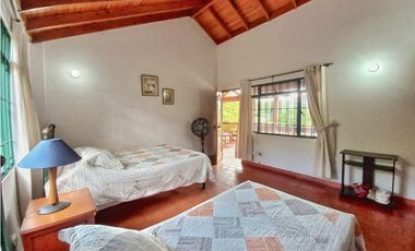 Maat vende Casa en el Condominio  Villeta 2.072m2 $ 1.000Millones