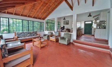 Maat vende Casa en el Condominio  Villeta 2.072m2 $ 1.000Millones