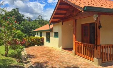 Maat vende Casa en el Condominio  Villeta 2.072m2 $ 1.000Millones