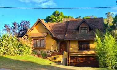 Casa en venta - 4 Dormitorios 2 Baños - Cocheras - 660Mts2 - Valeria Del Mar