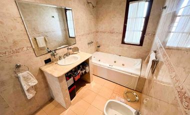 Casa en venta - 3 Dormitorios 3 Baños - 267mts2 - Cochera - Tolosa