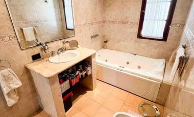 Casa en venta - 3 Dormitorios 3 Baños - 267mts2 - Cochera - Tolosa