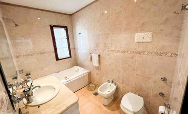 Casa en venta - 3 Dormitorios 3 Baños - 267mts2 - Cochera - Tolosa