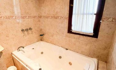 Casa en venta - 3 Dormitorios 3 Baños - 267mts2 - Cochera - Tolosa