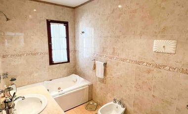 Casa en venta - 3 Dormitorios 3 Baños - 267mts2 - Cochera - Tolosa