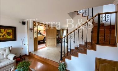 Casa en venta por $600.000.000 COP, 225 m2, tres niveles, esquinera