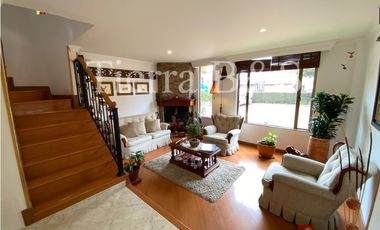 Casa en venta por $600.000.000 COP, 225 m2, tres niveles, esquinera