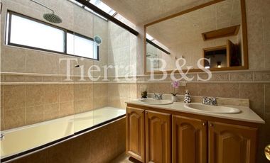Casa en venta por $600.000.000 COP, 225 m2, tres niveles, esquinera