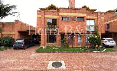Casa en venta por $600.000.000 COP, 225 m2, tres niveles, esquinera