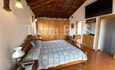 Casa en venta por $600.000.000 COP, 225 m2, tres niveles, esquinera