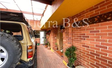 Casa en venta por $600.000.000 COP, 225 m2, tres niveles, esquinera