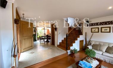 Casa en venta por $600.000.000 COP, 225 m2, tres niveles, esquinera
