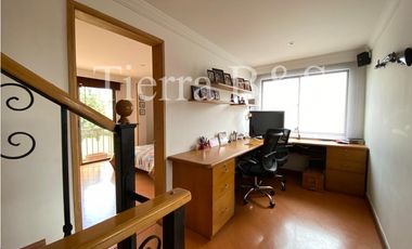 Casa en venta por $600.000.000 COP, 225 m2, tres niveles, esquinera