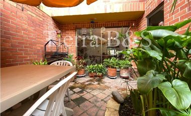 Casa en venta por $600.000.000 COP, 225 m2, tres niveles, esquinera