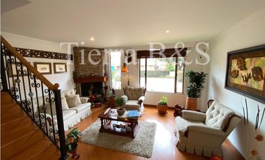 Casa en venta por $600.000.000 COP, 225 m2, tres niveles, esquinera