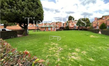 Casa en venta por $600.000.000 COP, 225 m2, tres niveles, esquinera