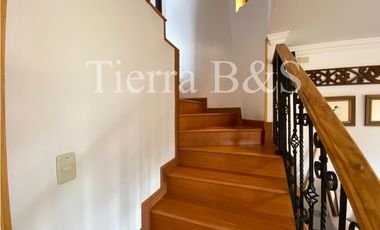 Casa en venta por $600.000.000 COP, 225 m2, tres niveles, esquinera
