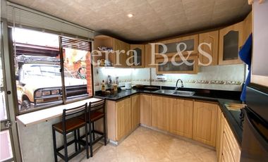 Casa en venta por $600.000.000 COP, 225 m2, tres niveles, esquinera