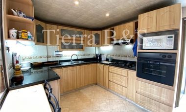 Casa en venta por $600.000.000 COP, 225 m2, tres niveles, esquinera