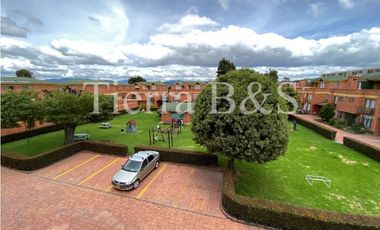 Casa en venta por $600.000.000 COP, 225 m2, tres niveles, esquinera