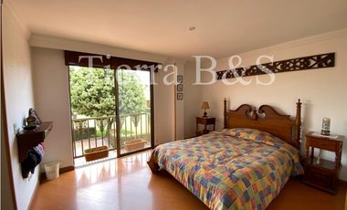 Casa en venta por $600.000.000 COP, 225 m2, tres niveles, esquinera