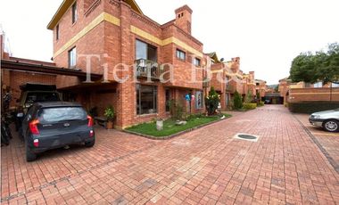 Casa en venta por $600.000.000 COP, 225 m2, tres niveles, esquinera