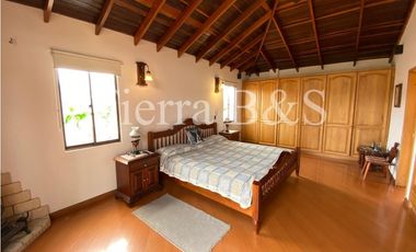 Casa en venta por $600.000.000 COP, 225 m2, tres niveles, esquinera