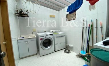 Casa en venta por $600.000.000 COP, 225 m2, tres niveles, esquinera
